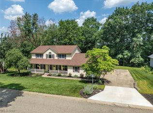 2211 Oak Tree Dr NW, Dover, OH 44622