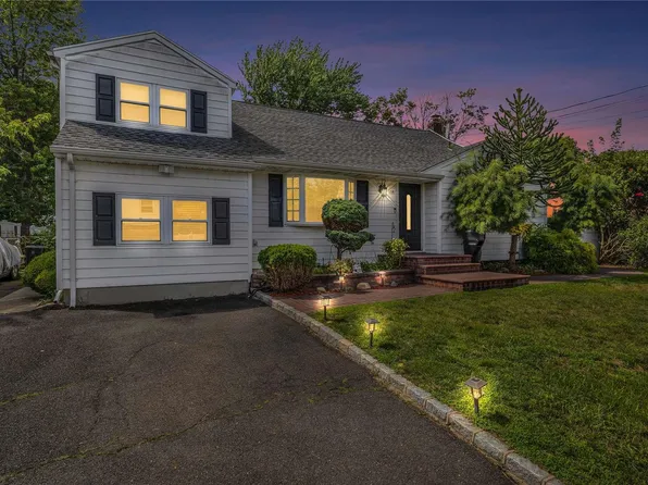 114 Elkton Lane, North Babylon, NY 11703