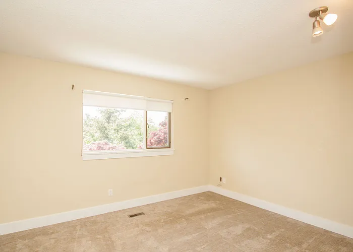 5 bed, 4372 sqft, $6,800 — Photo 3