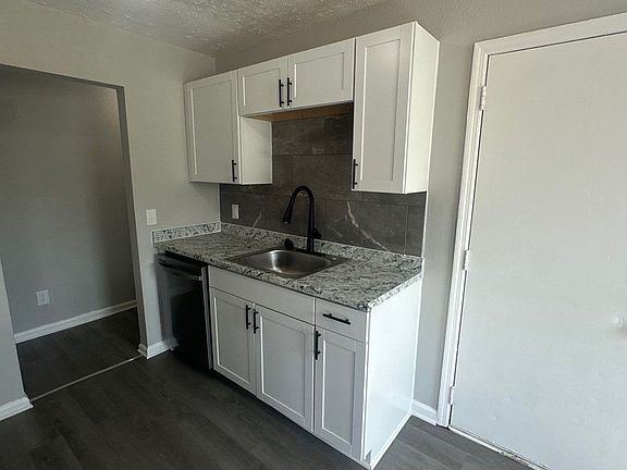3rd image of 104 Walnut Crest Dr