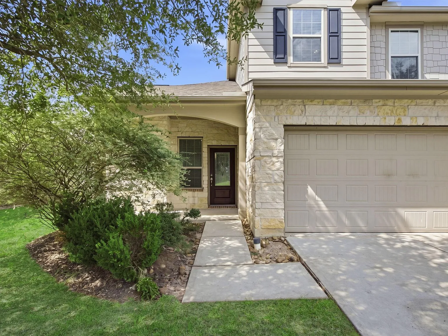 4 bed, 2.5 bath, 2190 sqft, $2,050 — Photo 3
