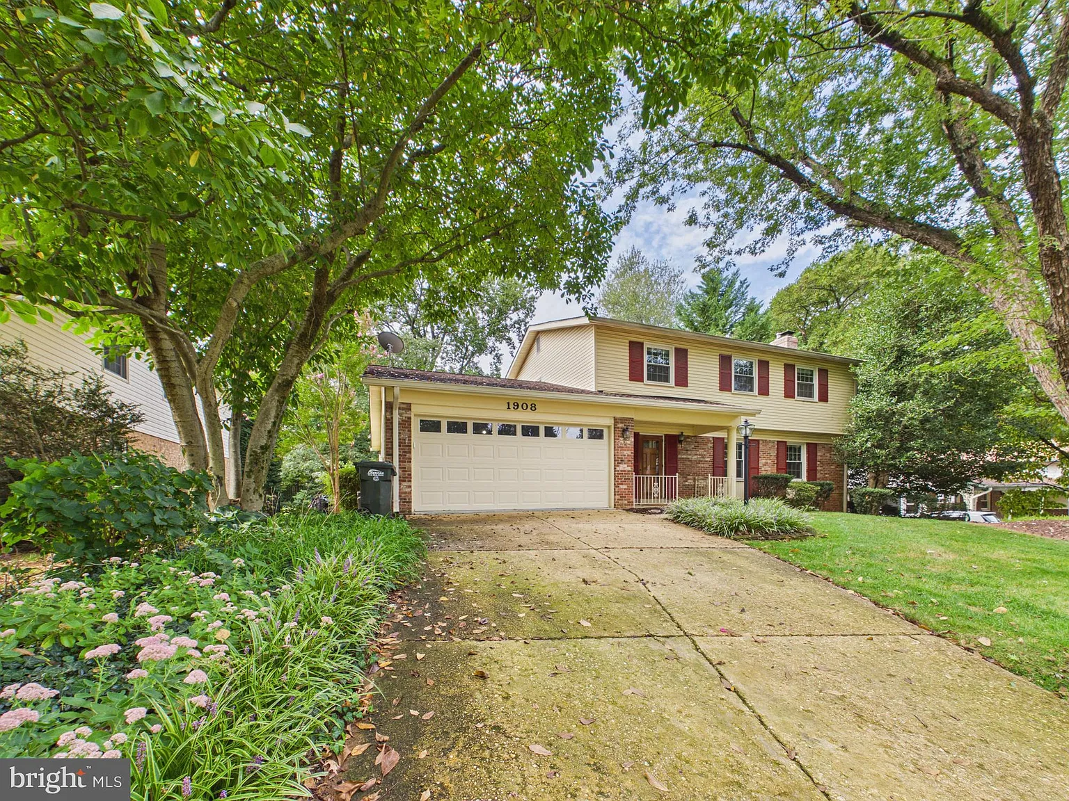 5 bed, 3.5 bath, 2356 sqft, $4,800 — Photo 2