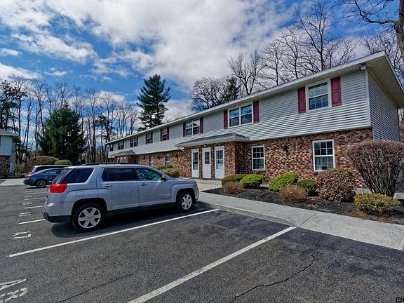 4th image of 25 Pine Ln #A