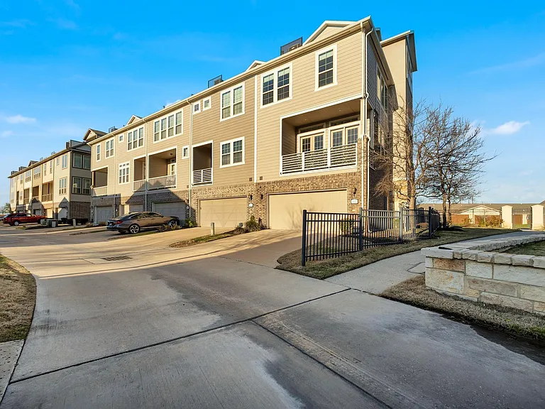 9623 Towne Lake Pkwy — Photo 25