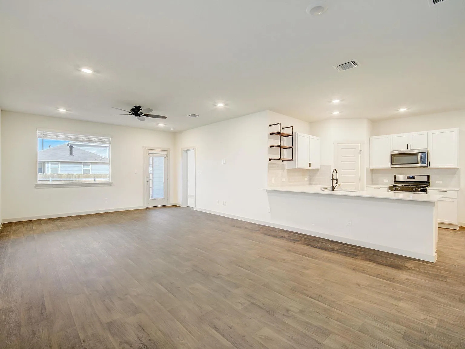 4 bed, 2.0 bath, 1855 sqft, $2,100 — Photo 4