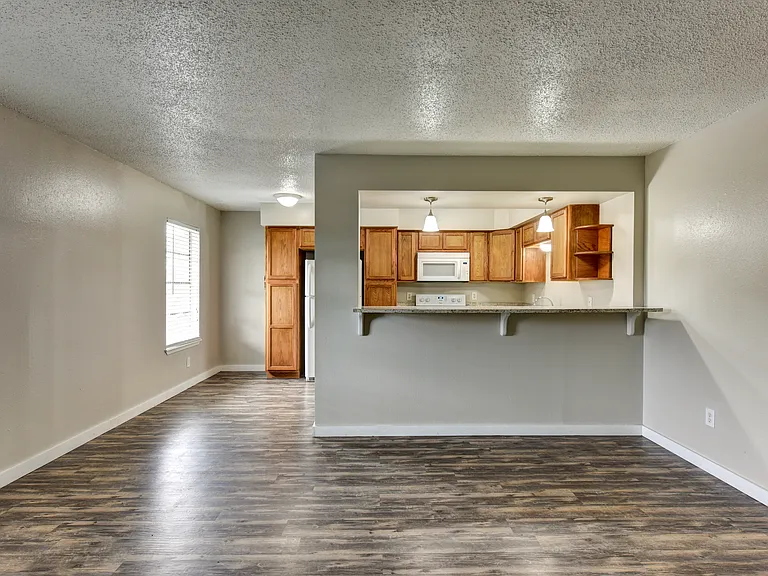 2050 S Saunders St — Photo 7