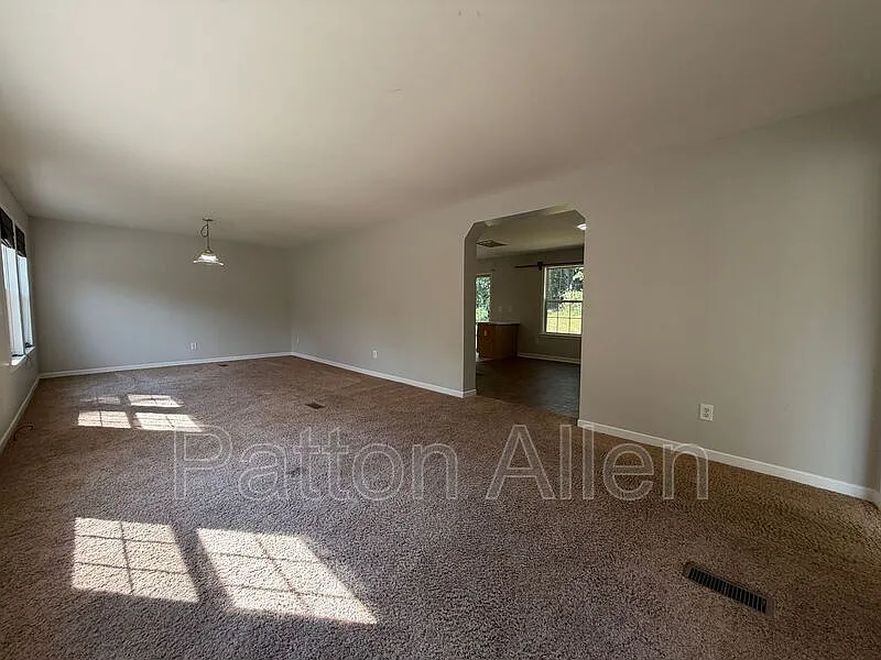 3 bed, 2.0 bath, 2052 sqft, $2,495 — Photo 4