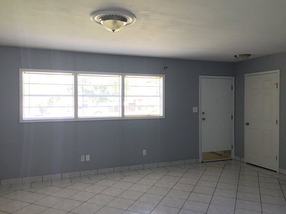 3rd image of 1174 Parkwood Pl