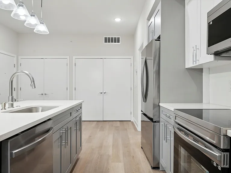 701 N 40th St #6 — Photo 4