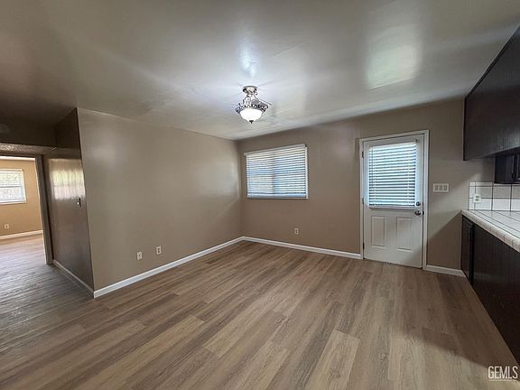 4th image of 210 Douglas St