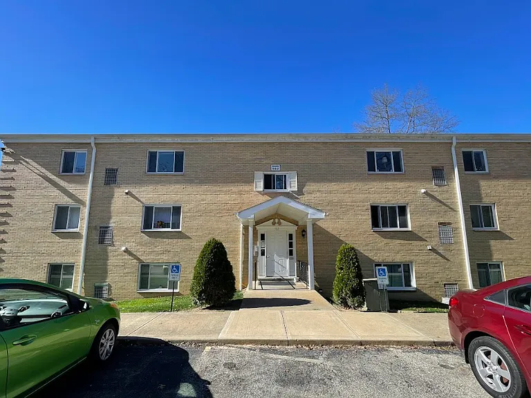 Oak Creek Apartments — Photo 4