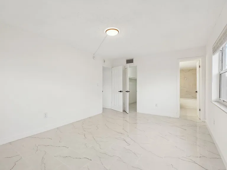 The Oaks Apartments — Photo 13