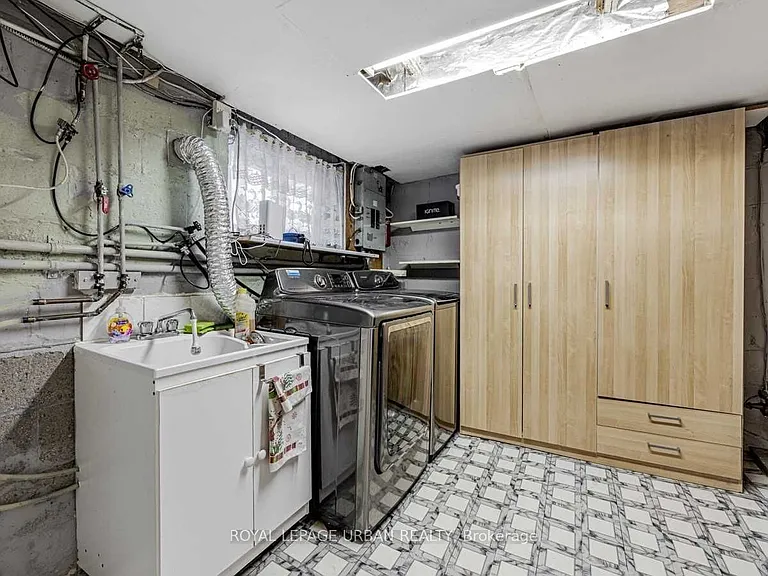 377 Mortimer Ave #BASEMENT — Photo 19