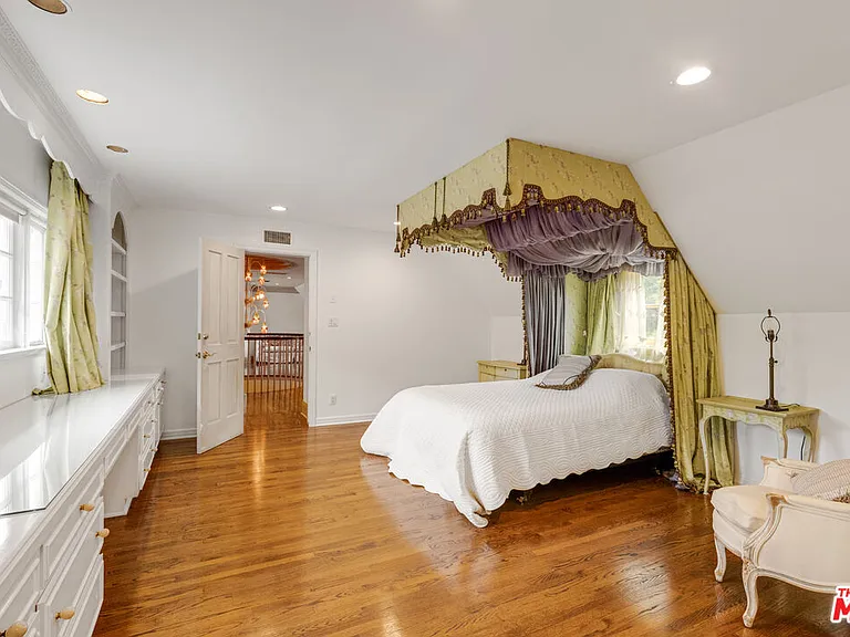 821 N Whittier Dr — Photo 35
