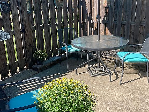 3rd image of 4757 Ledgewood Dr Unit 3F