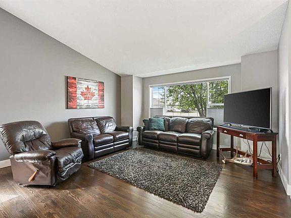 5th image of 11 N Strathmore Lakes Cres