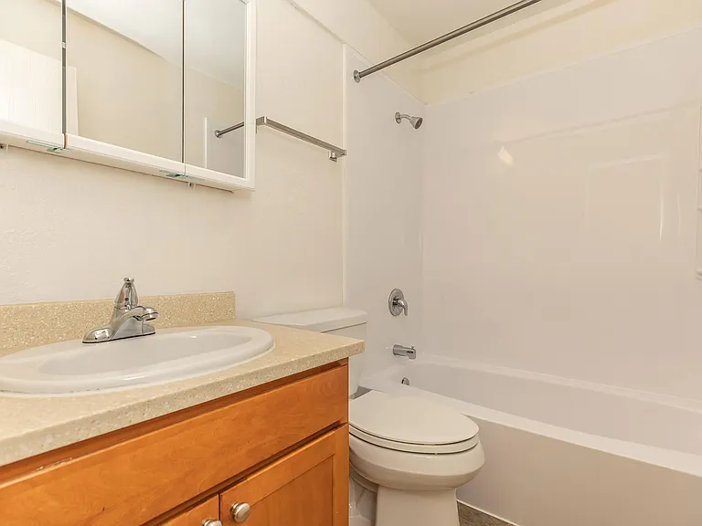 Corinthian Apartments — Photo 39