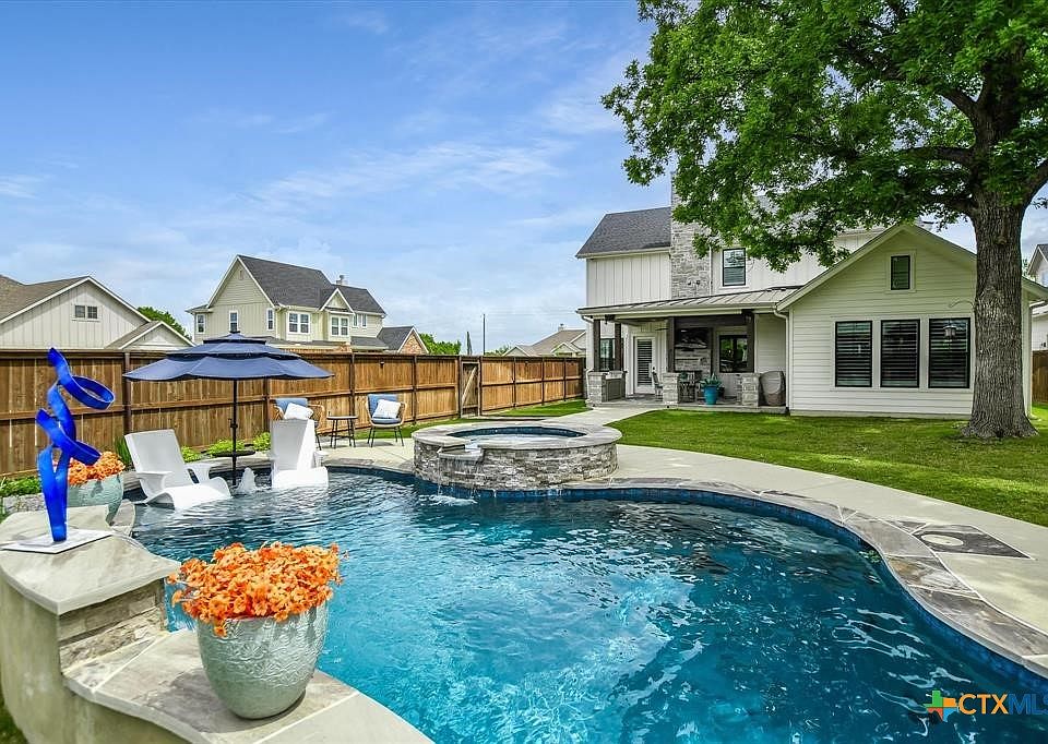 1st image of 105 Retreat Pl
