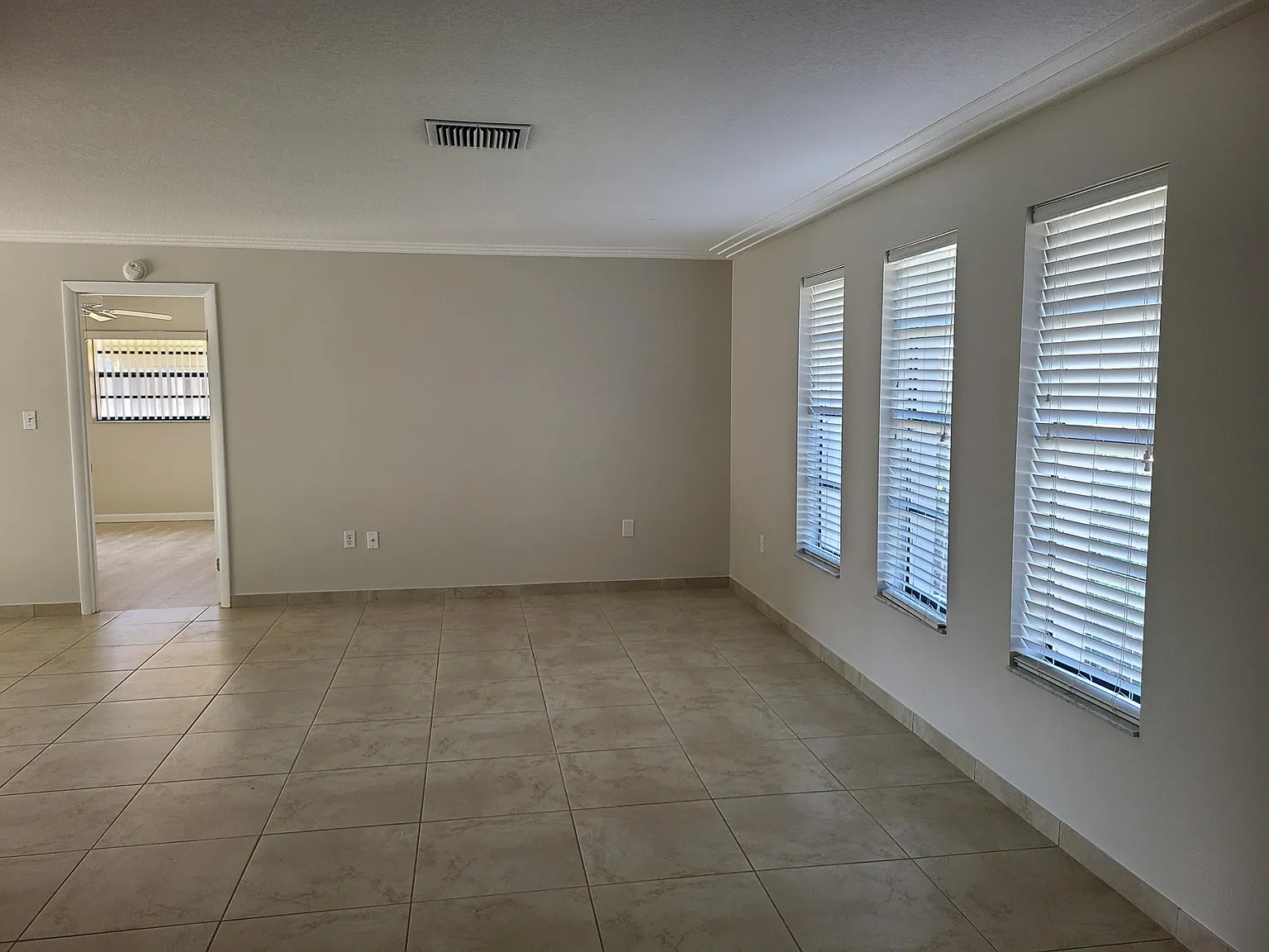3 bed, 2.0 bath, 1889 sqft, $3,400 — Photo 4