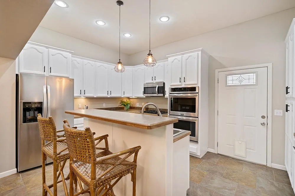4 bed, 3817 sqft, $3,000 — Photo 3