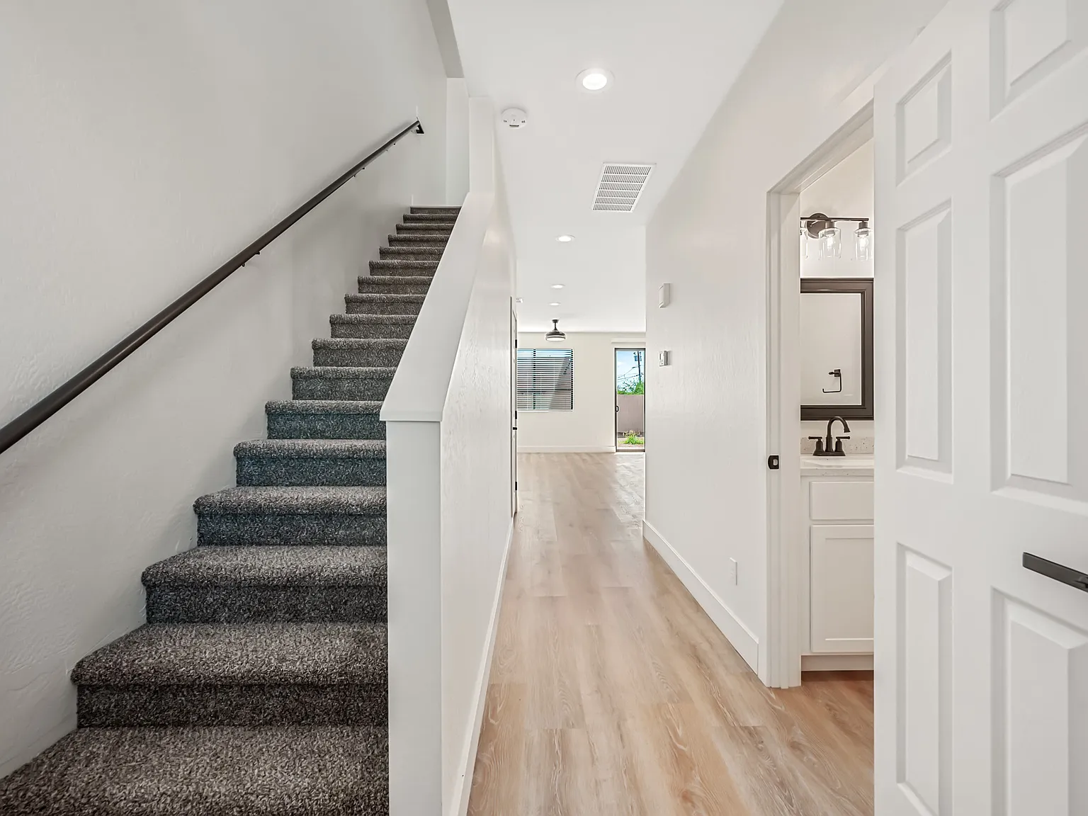 3 Bed + 2.5 Bath Home - All Appliances! Upgrades! — Photo 4