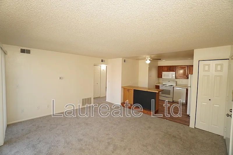 2 bed, 1.0 bath, 696 sqft, $1,595 — Photo 3