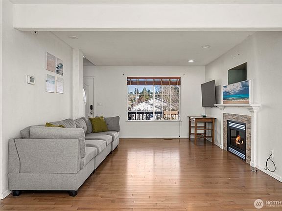 4th image of 2938 37th Avenue NE