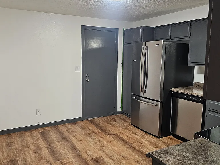 449 SW I St #B — Photo 3