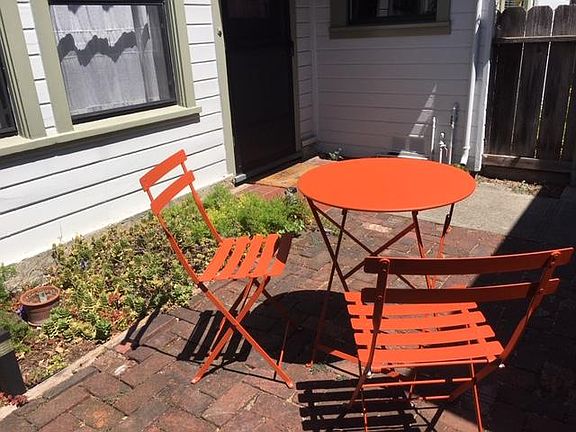 Closer view of table/chairs near front door