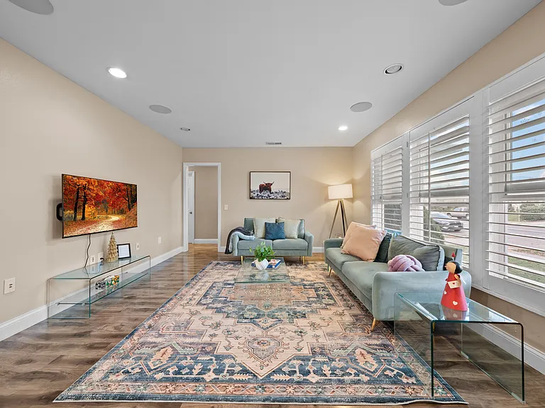 5633 Lenore Ave — Photo 2