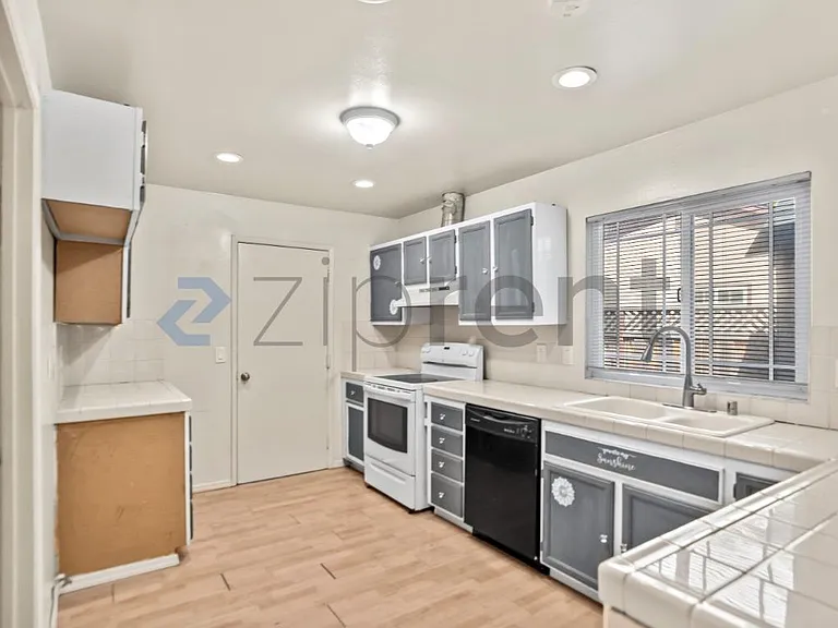 669 Shirecrest Ct — Photo 13
