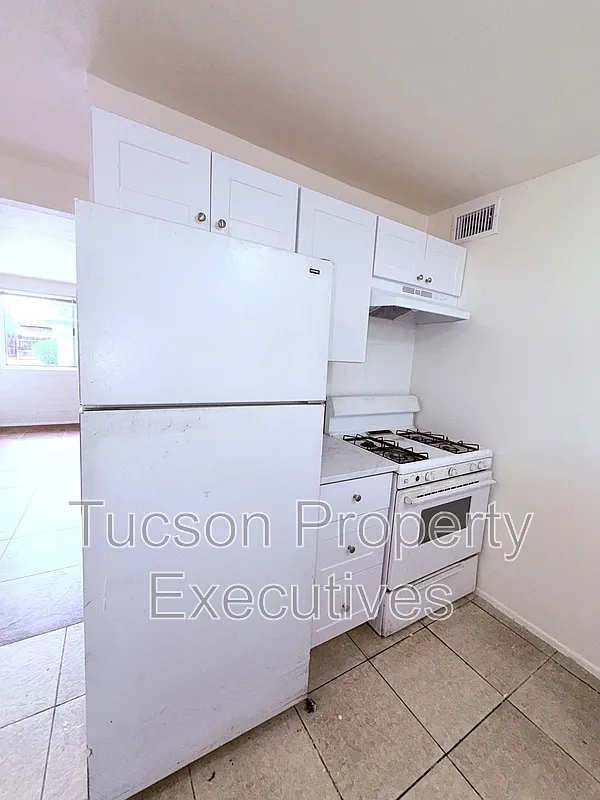 2 bed, 1.0 bath, 700 sqft, $1,100 — Photo 3