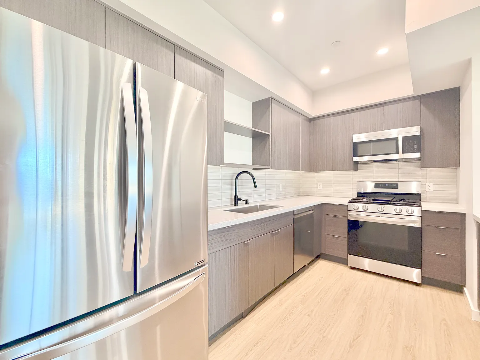 2 bed, 1300 sqft, $4,195 — Photo 3