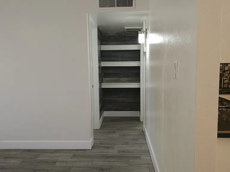 824 E Rose Ln #4 — Photo 8