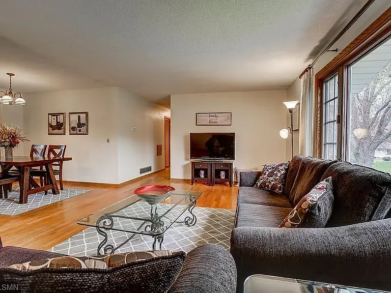 3455 Milton St N — Photo 2