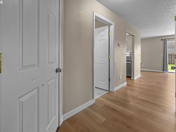 4th image of 685 SE 71st Ave