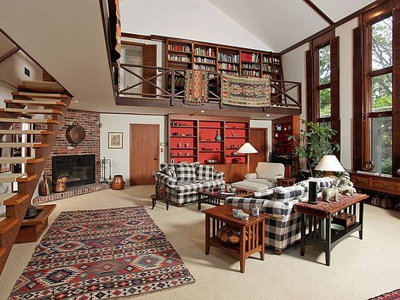 3rd image of 8 Evergreen Ln