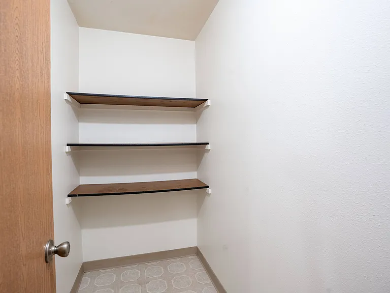 Fargo, ND Long Island Apartments | 2175B | Closet