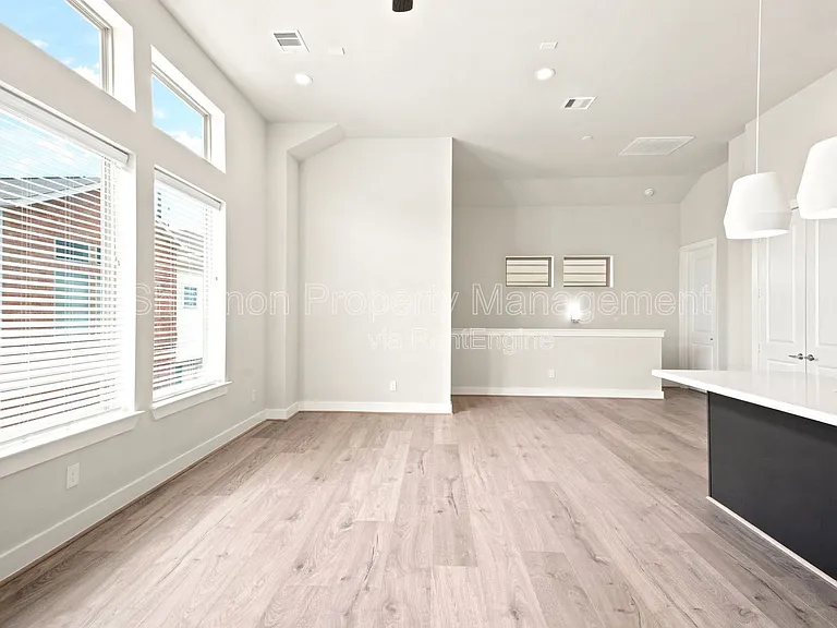 2974 Alice St — Photo 8
