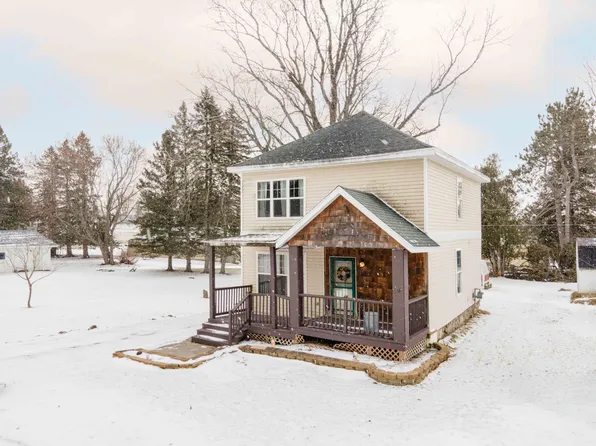 2 Center Ave, Gaastra, MI 49927