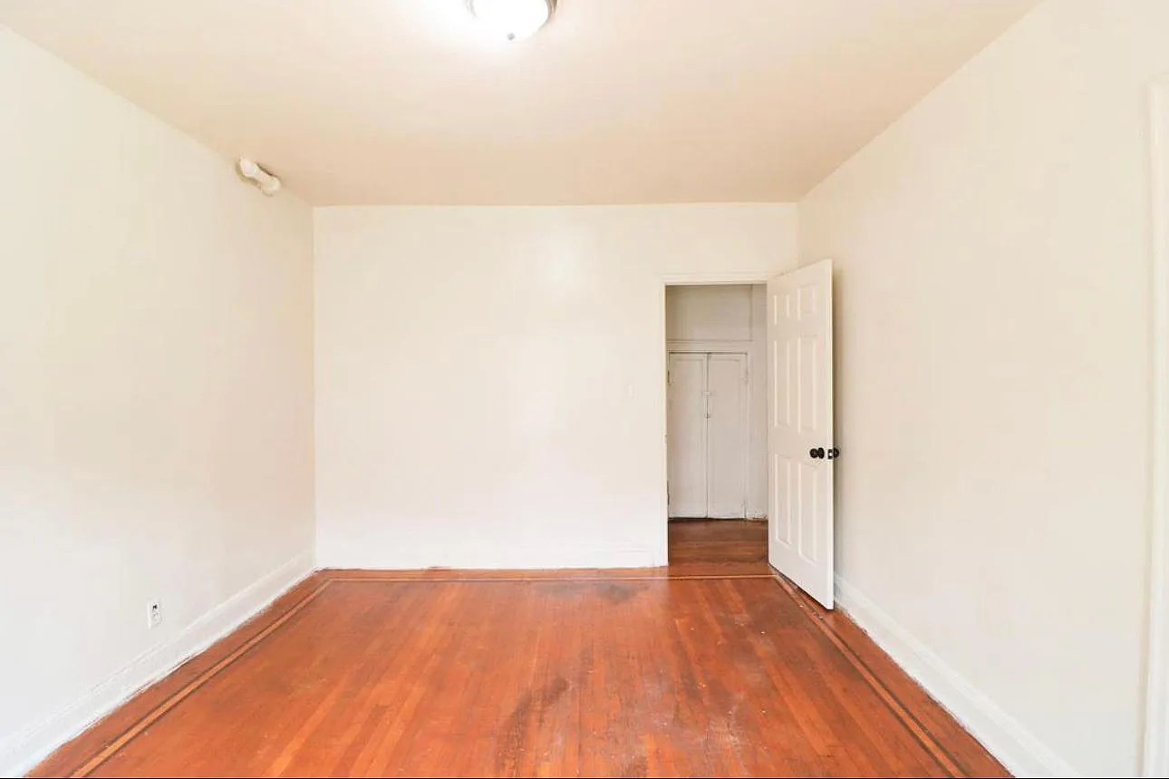 932 Adee Ave — Photo 2