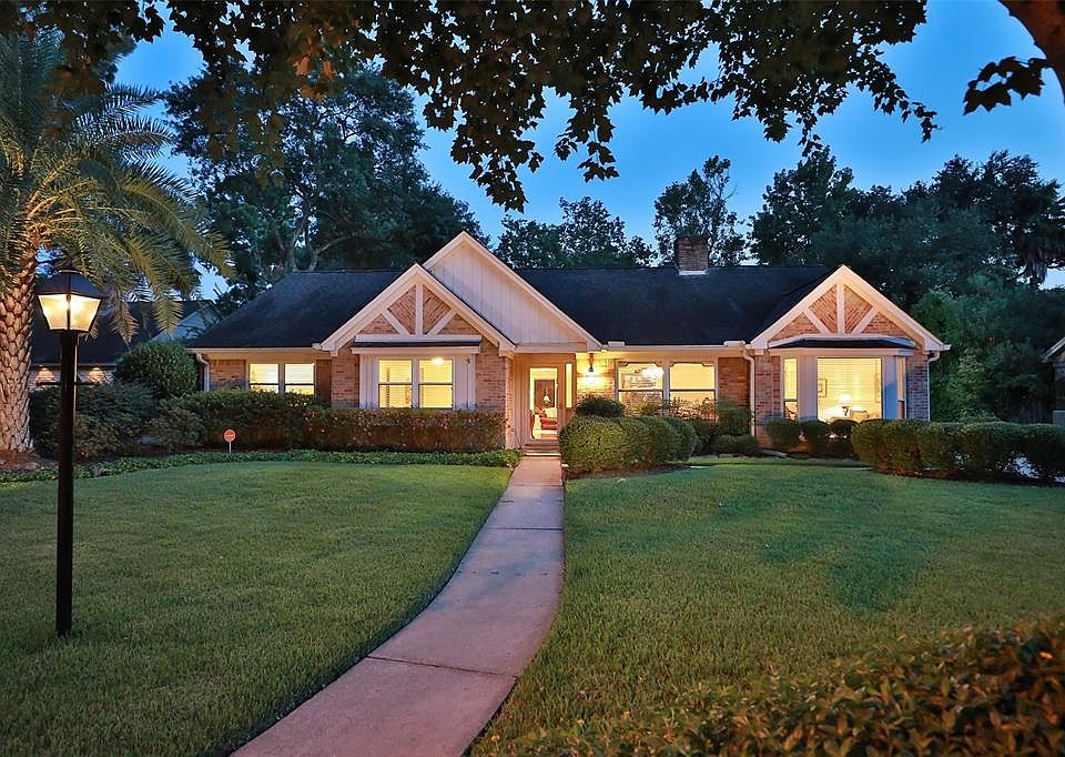 CHARMING ONE STORY HOME WITH SPLIT FLOOR PLAN