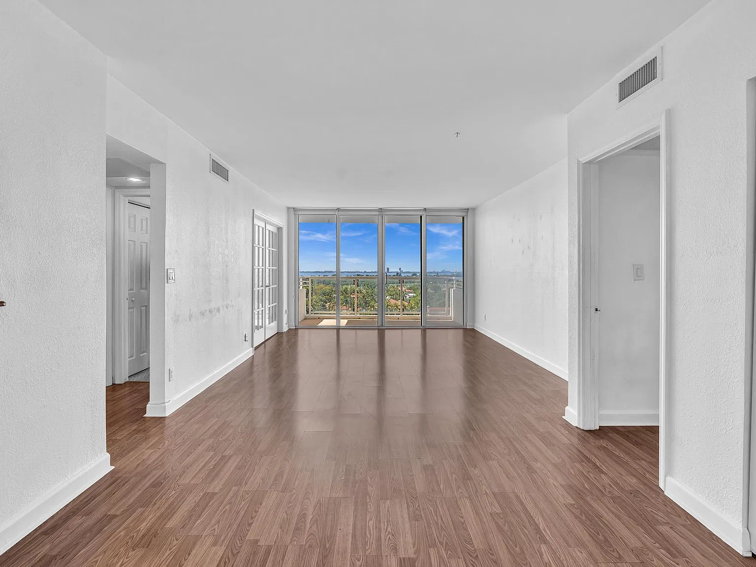 5600 Collins Ave — Photo 2