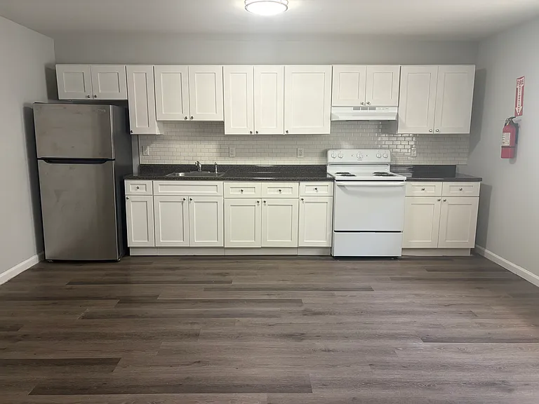 40 12th Ave — Photo 3