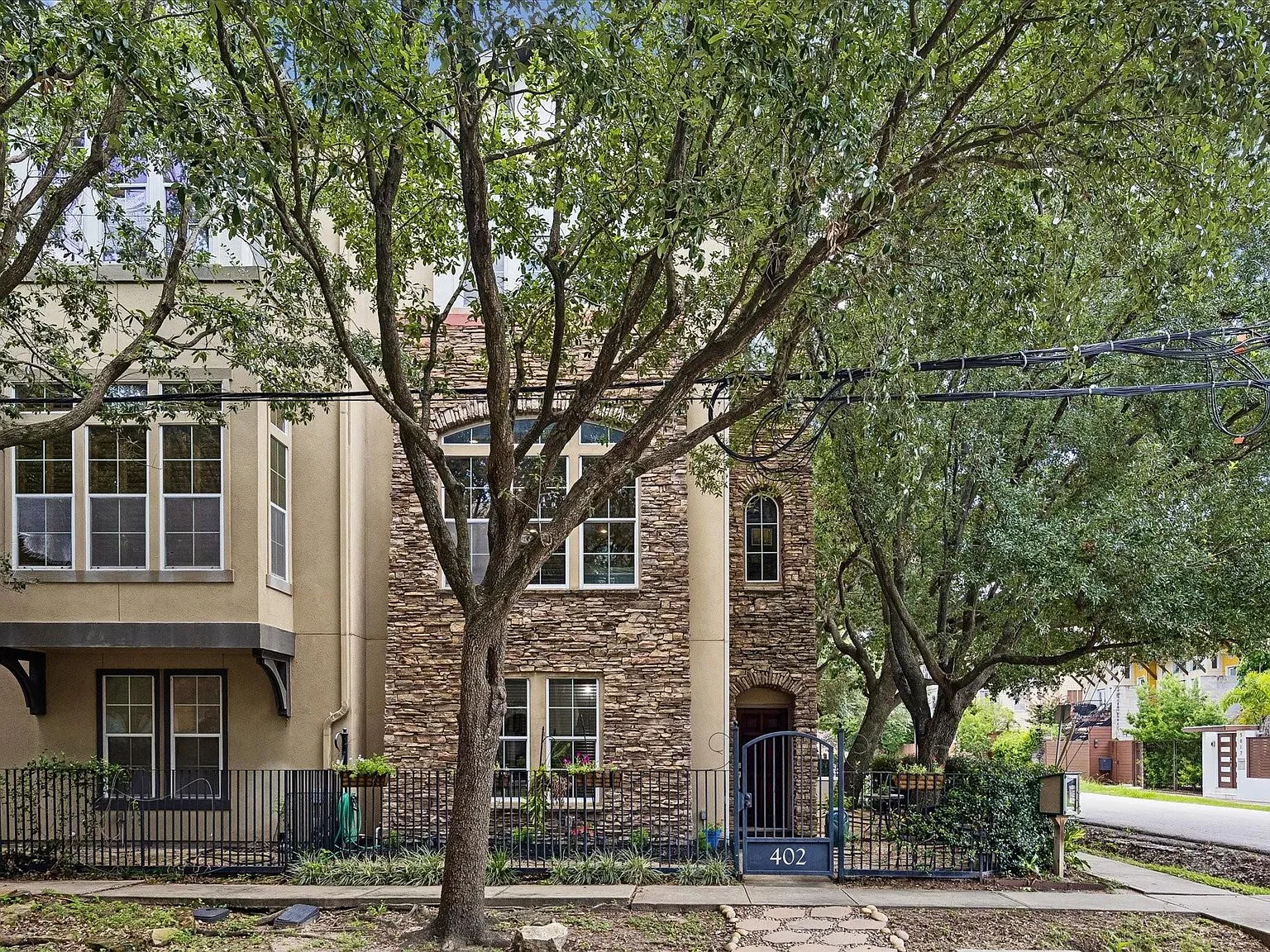 3 bed, 3.5 bath, 3194 sqft, $3,500 — Photo 3