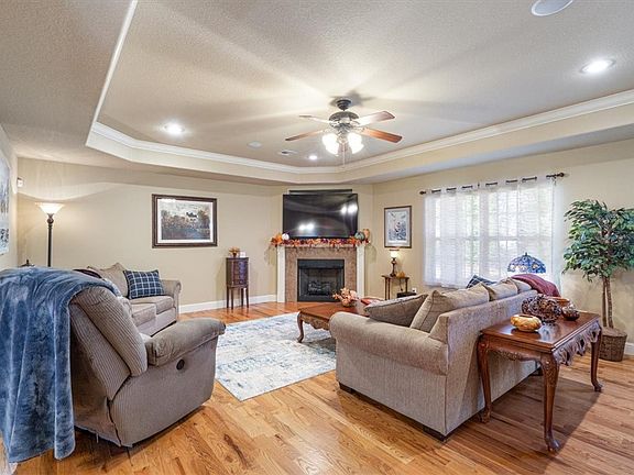 5th image of 10 Cresswell Ln