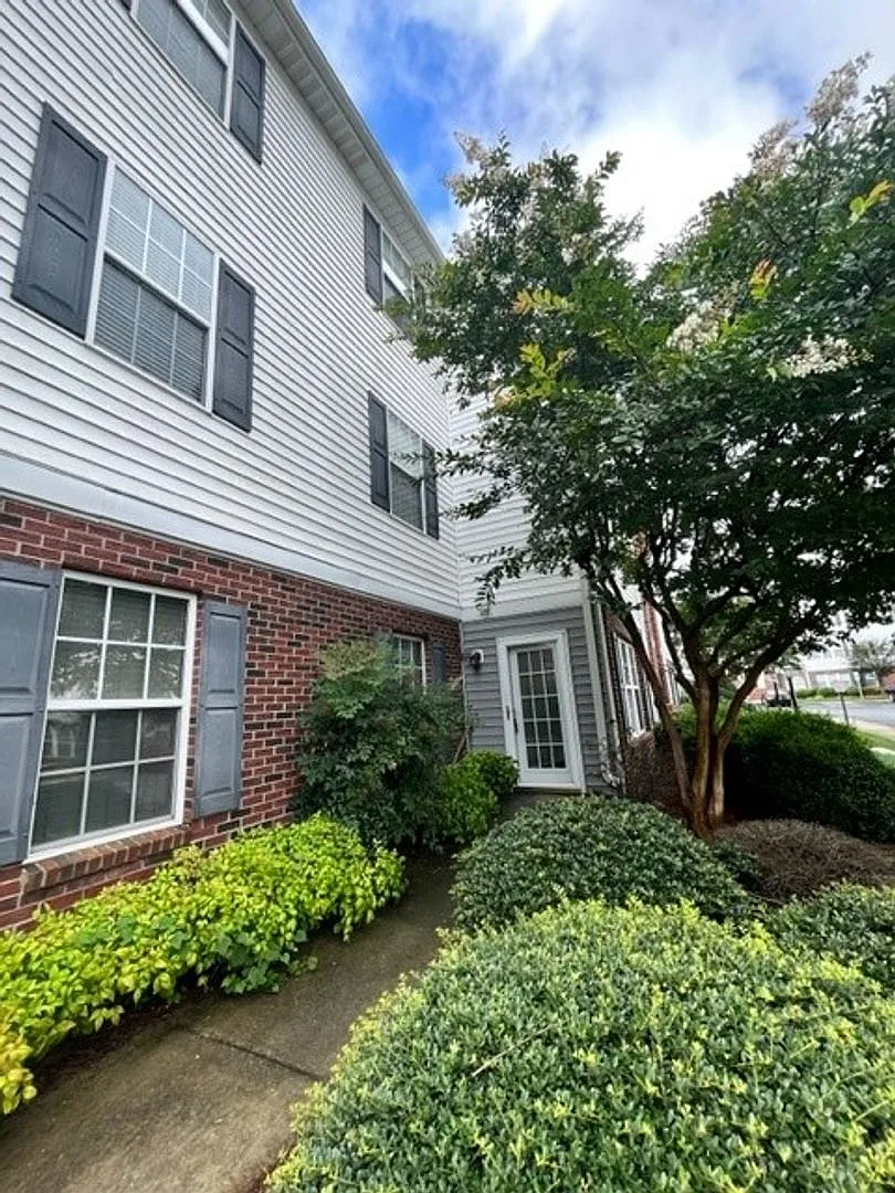 2 bed 2 bath condo available — Photo 1