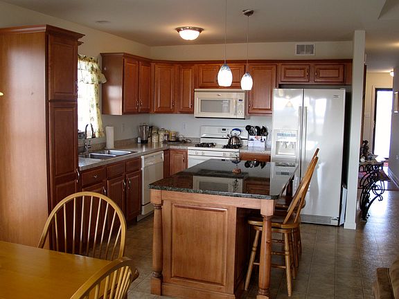 Kitchen w/ Granite Island