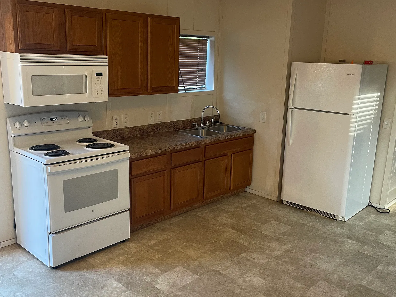 3 bed, 900 sqft, $1,100 — Photo 3