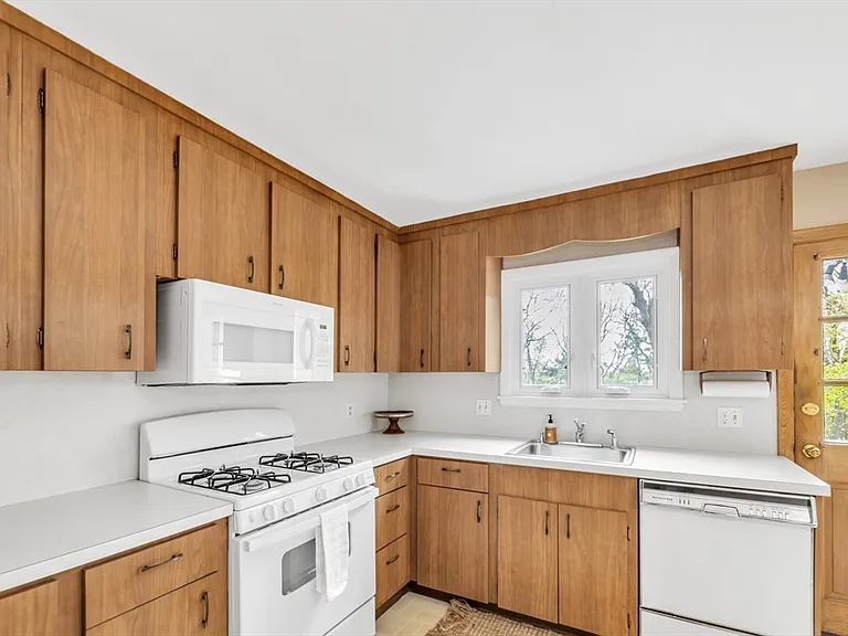 55 Arborough Rd — Photo 9